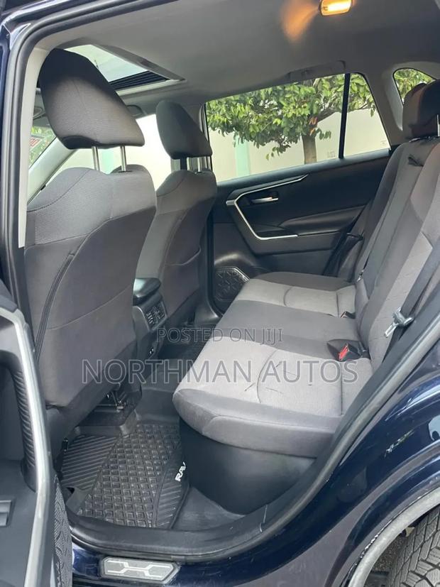 Toyota RAV4 XLE AWD 2019 Blue