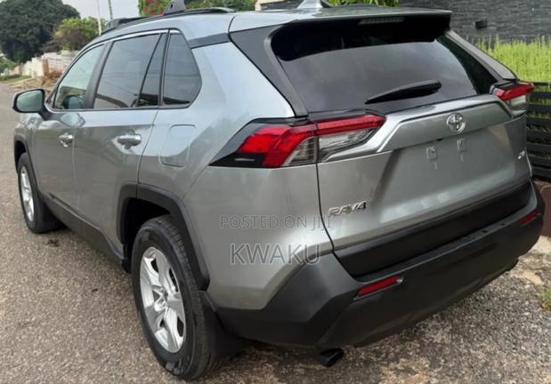 Toyota RAV4 2021 Silver