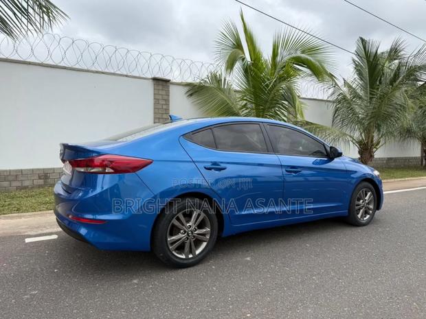 Hyundai Elantra Limited Sedan FWD (2.0L 4cyl 6A) 2017 Blue