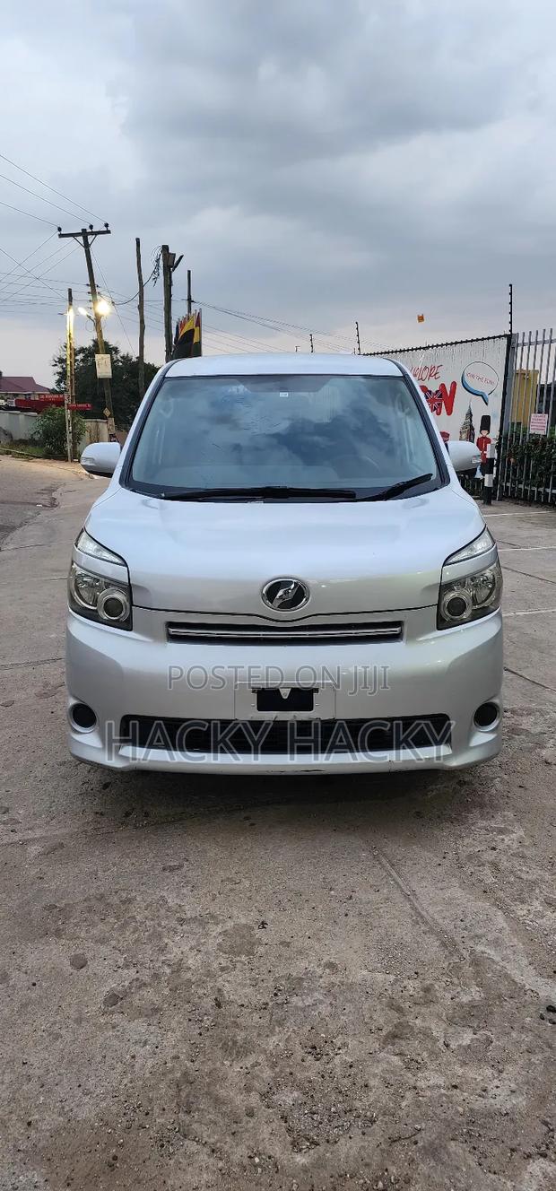 Toyota Voxy 2013 Silver
