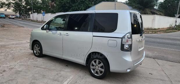 Toyota Voxy 2013 Silver