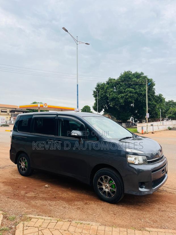 Toyota Voxy 2010 Gray