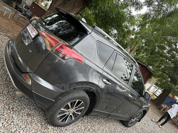 Toyota RAV4 LE 4dr SUV (2.5L 4cyl 6A) 2018 Black