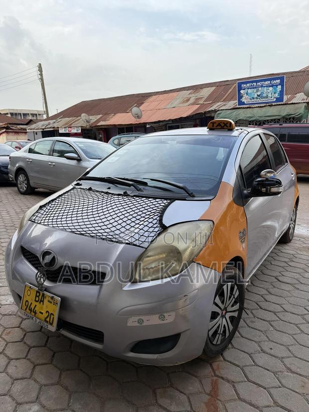 Toyota Vitz 2010 Silver