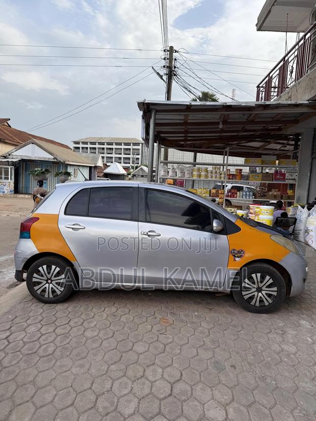 Toyota Vitz 2010 Silver