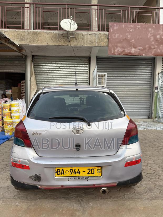 Toyota Vitz 2010 Silver