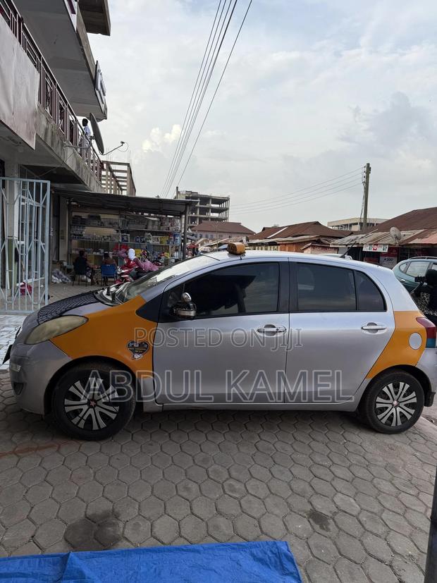 Toyota Vitz 2010 Silver