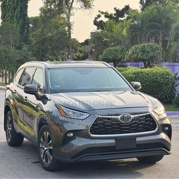 Toyota Highlander XLE 2021 Gray