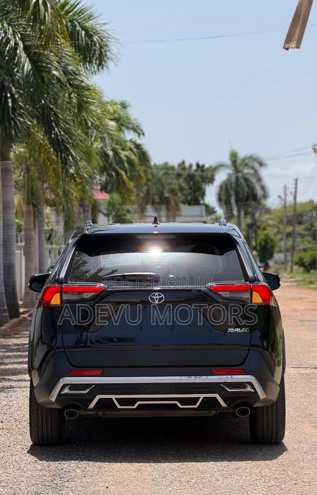 Toyota RAV4 Limited 2021 Black