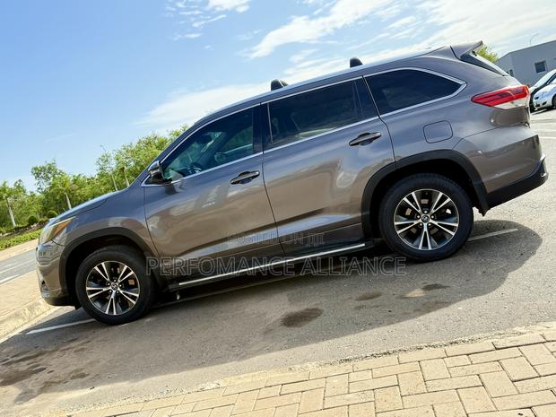 Toyota Highlander XLE V6 4x4 (3.5L 6cyl 6A) 2016 Gray