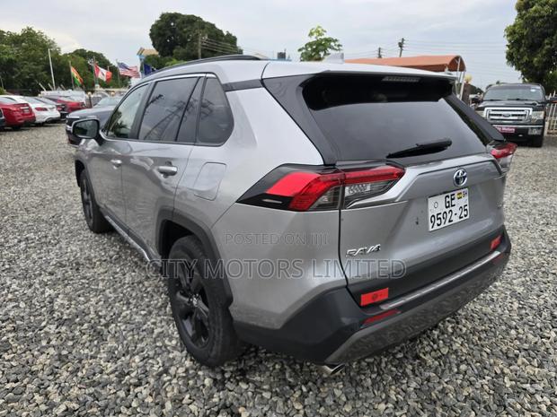 Toyota RAV4 XLE 2021 Gray