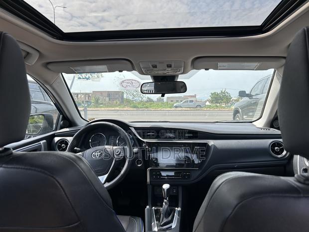 Toyota Corolla SE (1.8L 4cyl 2A) 2018 Blue