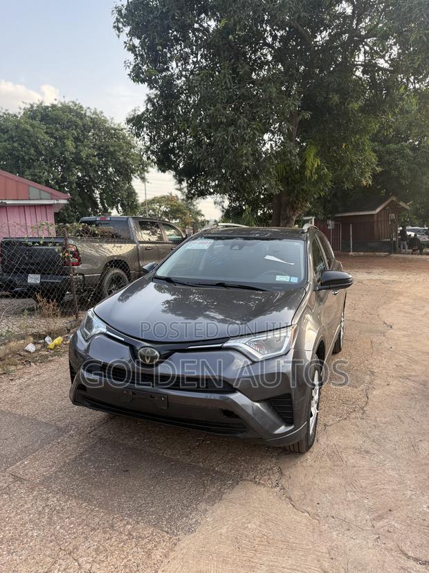 Toyota RAV4 LE 4dr SUV AWD (2.5L 4cyl 6A) 2018 Gray