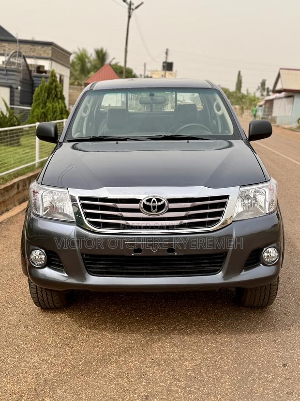 Toyota Hilux 2.5 D-4D 4X4 SRX 2011 Gray