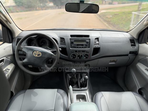 Toyota Hilux 2.5 D-4D 4X4 SRX 2011 Gray