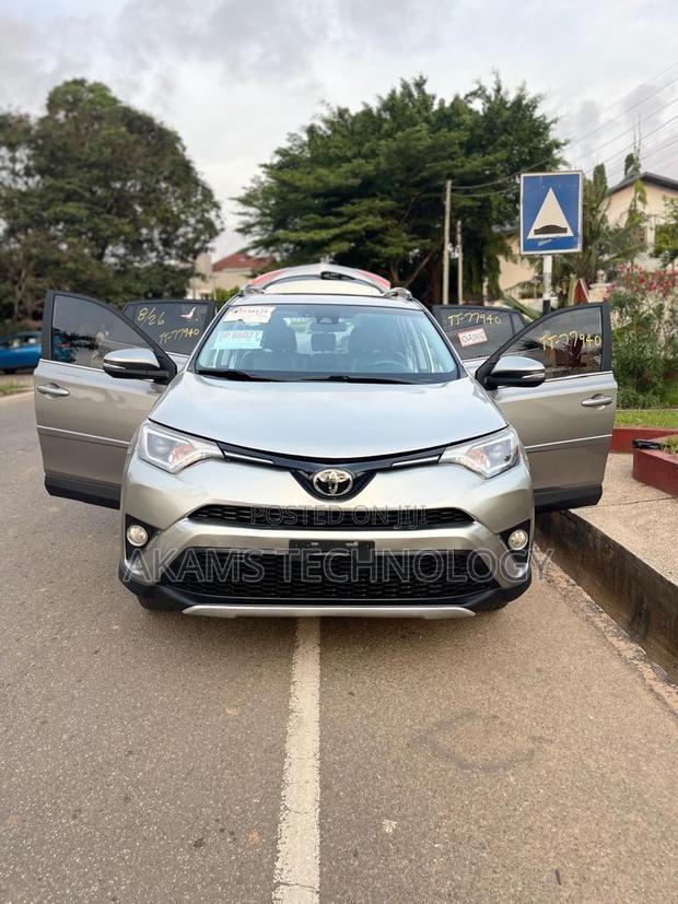 Toyota RAV4 XLE 4dr SUV AWD (2.5L 4cyl 6A) 2018 Silver