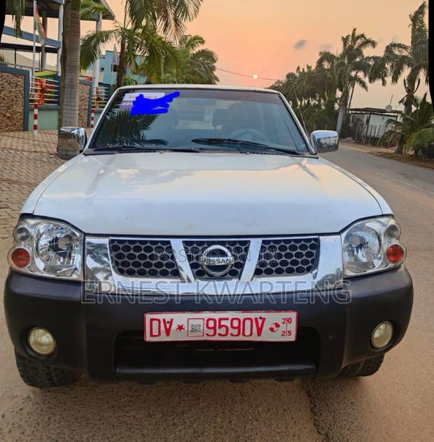 Nissan Hardbody 2015 White