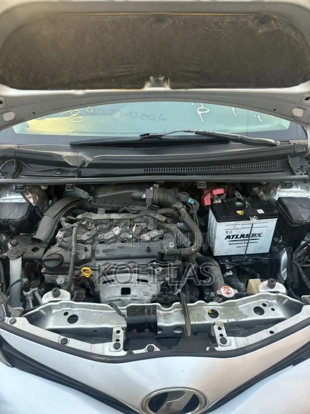 Toyota Vitz 2014 Silver