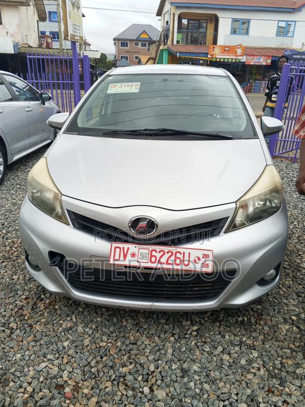Toyota Vitz 2013 Silver