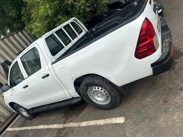 Toyota Hilux SR 4x4 2017 White