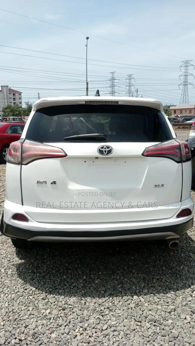 Toyota RAV4 LE 4dr SUV (2.5L 4cyl 6A) 2018 White