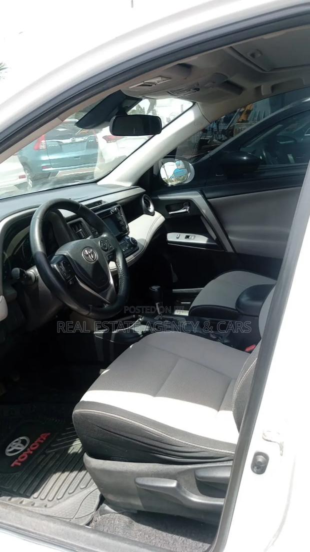 Toyota RAV4 LE 4dr SUV (2.5L 4cyl 6A) 2018 White