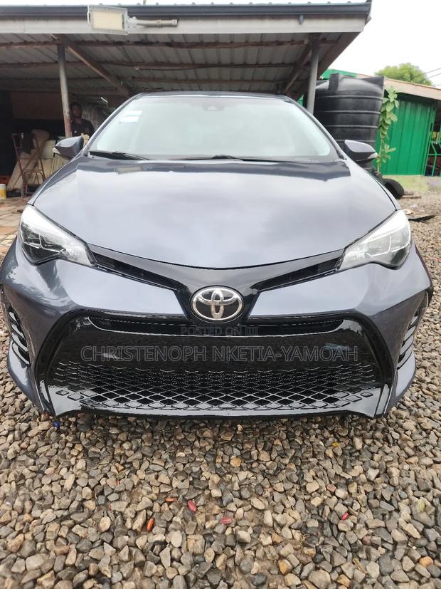 Toyota Corolla SE (1.8L 4cyl 6M) 2018 Gray