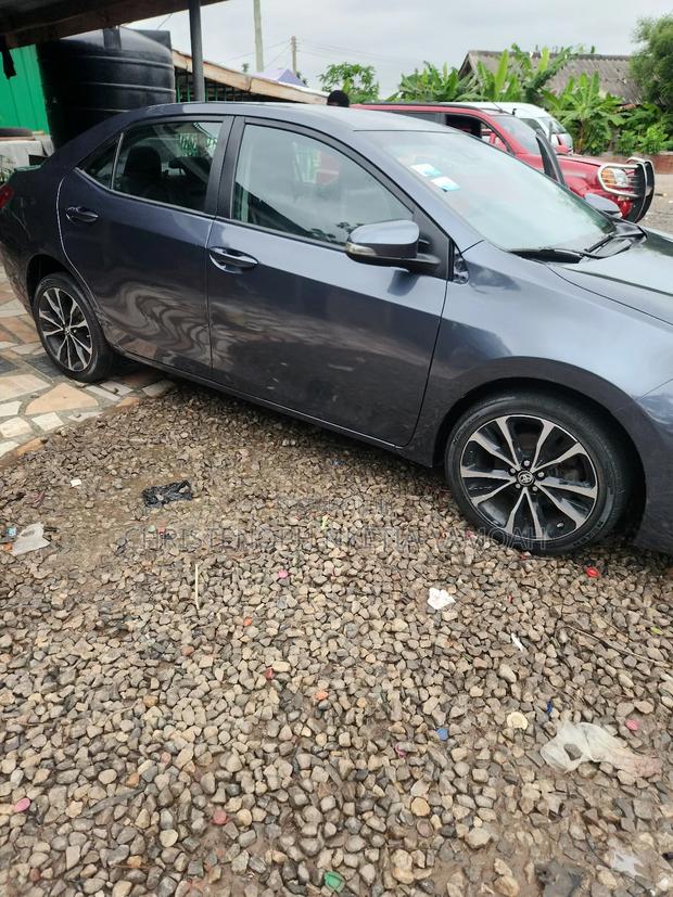 Toyota Corolla SE (1.8L 4cyl 6M) 2018 Gray
