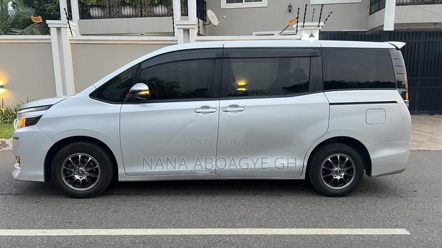 Toyota Voxy 2016 Silver