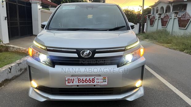 Toyota Voxy 2016 Silver
