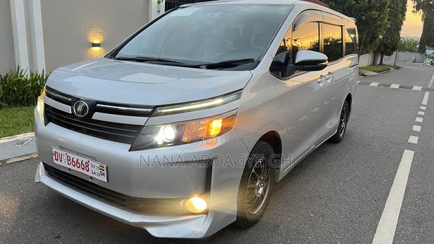 Toyota Voxy 2016 Silver