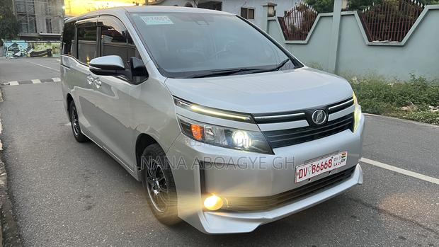 Toyota Voxy 2016 Silver
