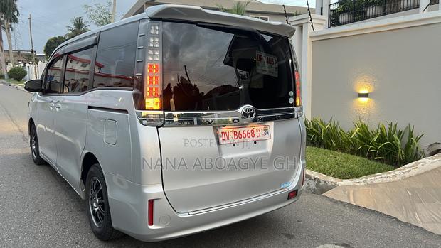 Toyota Voxy 2016 Silver