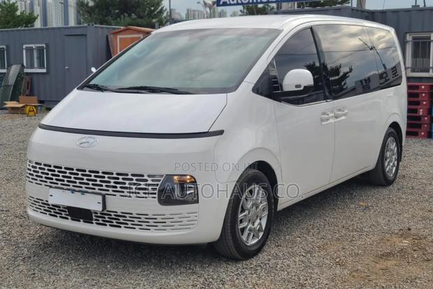 Hyundai Staria 2023 White