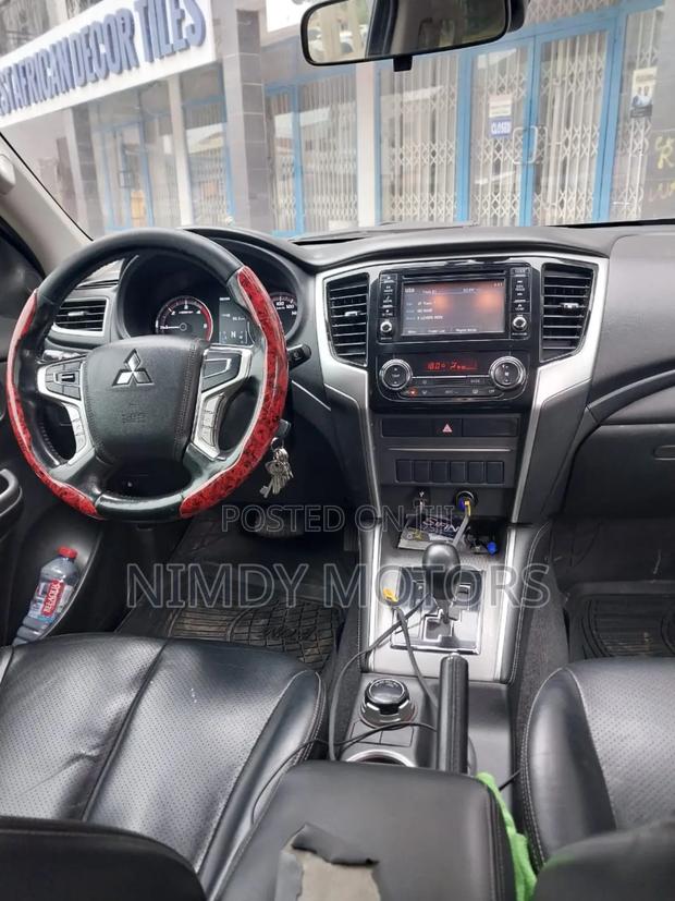 Mitsubishi L200 2021 Gray