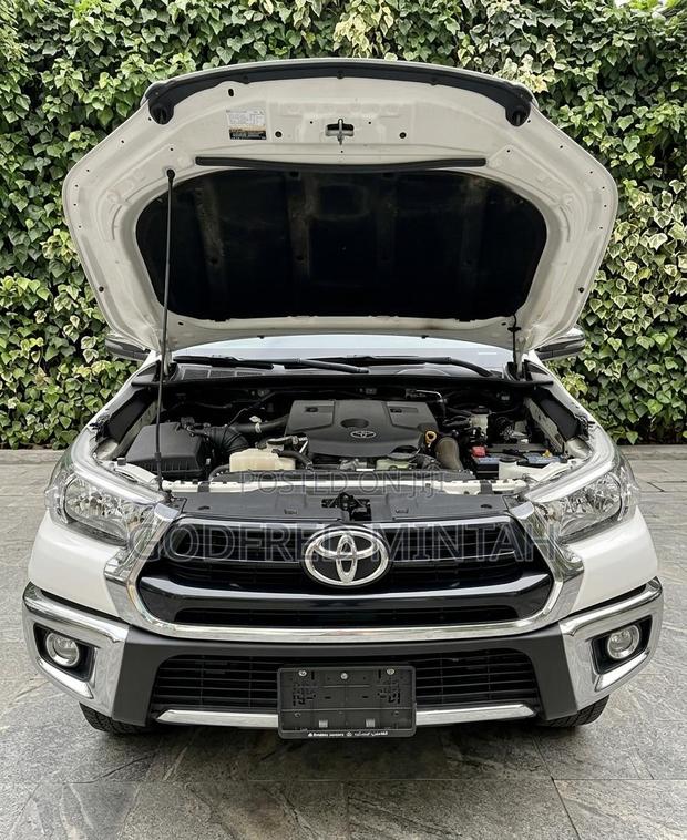 Toyota Hilux 2025 White