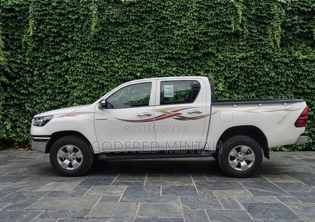 Toyota Hilux 2025 White