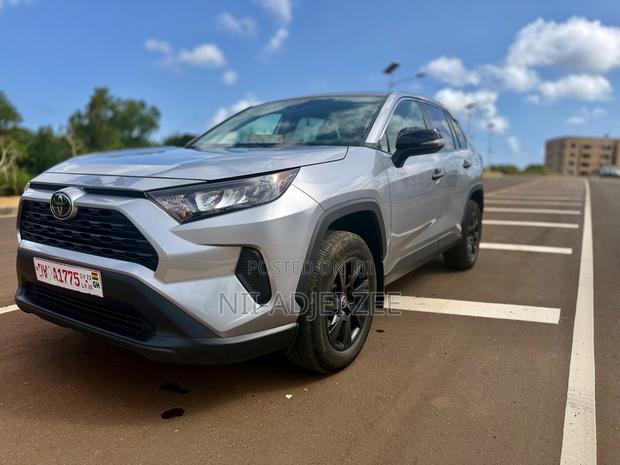 Toyota RAV4 LE AWD 2024 Silver