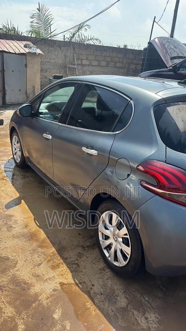 Peugeot 208 2016 Matt Black