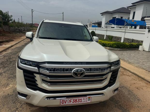 Toyota Land Cruiser LC300 2023 White