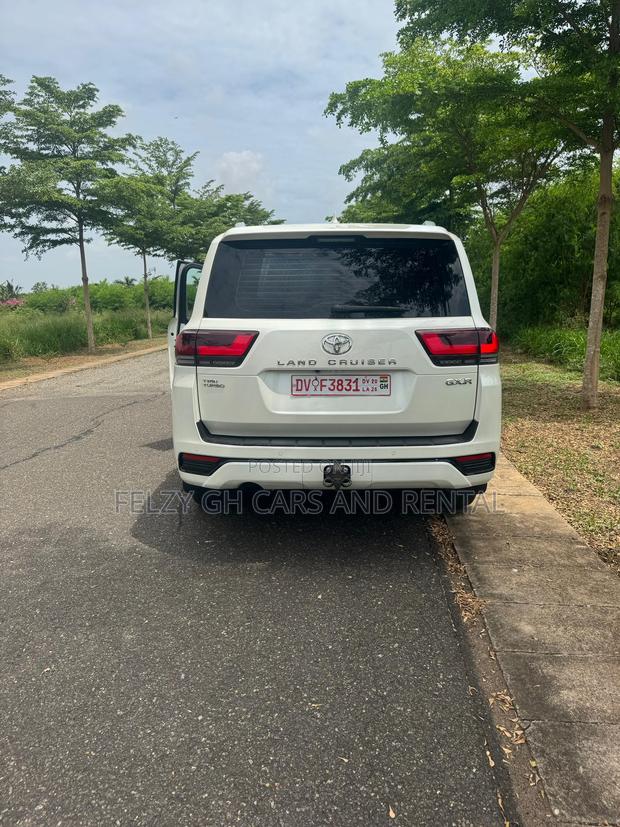 Toyota Land Cruiser LC300 2023 White