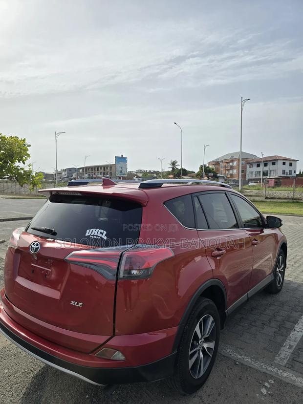 Toyota RAV4 XLE 4dr SUV AWD (2.5L 4cyl 6A) 2018 Red