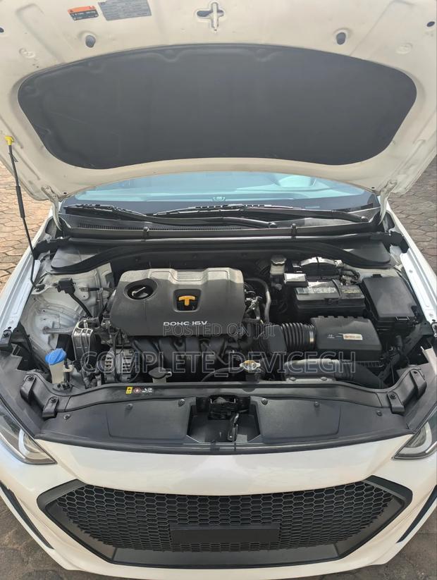 Hyundai Elantra SE Sedan FWD (2.0L 4cyl 6M) 2017 White