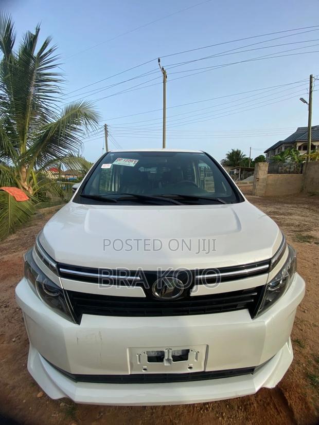 Toyota Voxy 2015 Pearl