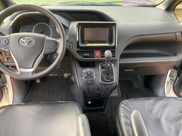 Toyota Voxy 2015 Pearl