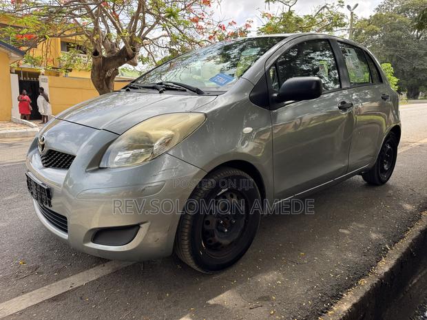 Toyota Yaris Base Hatchback 3dr 2010 Gray