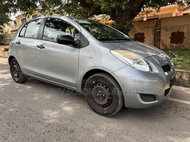 Toyota Yaris Base Hatchback 3dr 2010 Gray