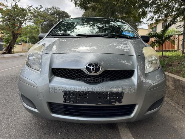 Toyota Yaris Base Hatchback 3dr 2010 Gray
