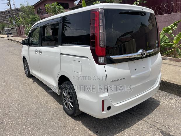 Toyota Esquire 2015 White