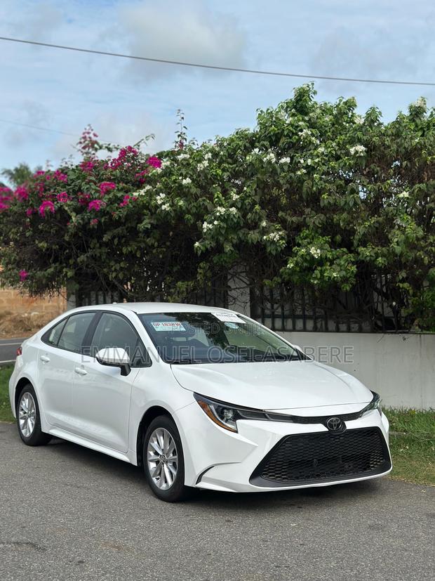 Toyota Corolla LE 2021 White